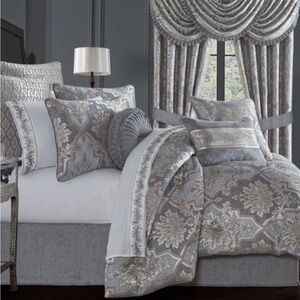 J Queen New York Woodhaven 4-Pc. Comforter Set, King  Powder Blue. NEW